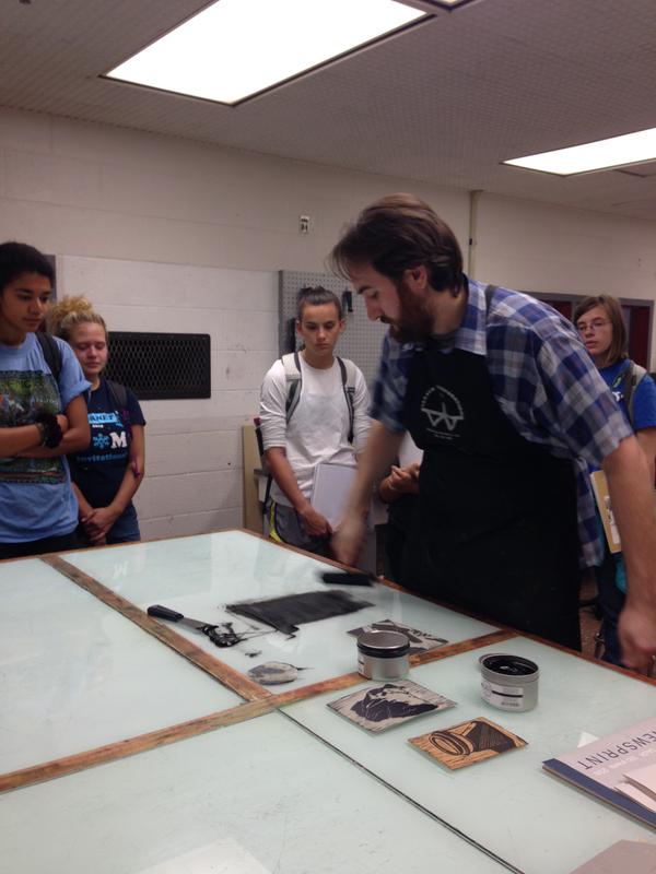 Showing the students how to ink their plates.